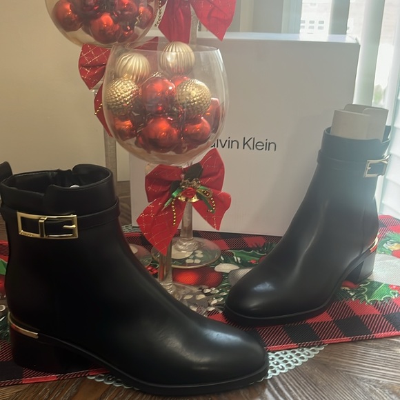 Selleing Brand New Calvin Klein Boots in the box - Picture 3 of 11